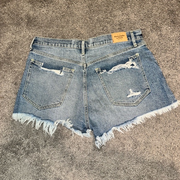 Abercrombie High Rise Short 6 - Picture 2 of 3